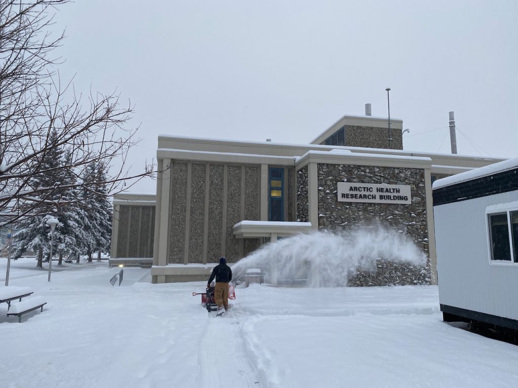 University of ALaska Fairbanks, campus, budova kde sídli Lab profesora Walkera začiatkom zimy v novembri.