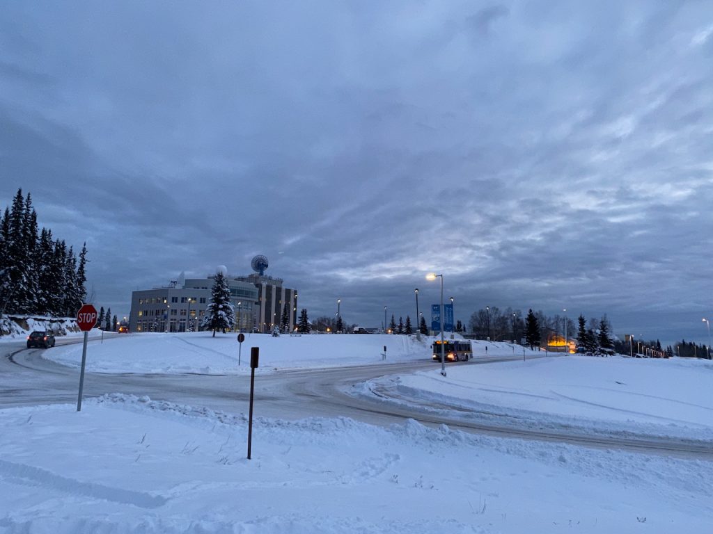 University of ALaska Fairbanks, campus, novembrové mesto, začiatok zimy